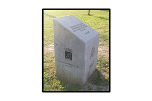 monolitos para la confederacion hidrografica en caliza gris con grabado a 5 caras