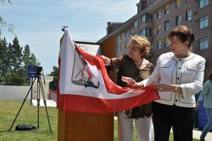inaugurando parque con una de nuestras placas para el Ayuntamiento de Gijón