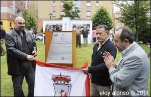 inauguracion de placa para parque realizada en porcelanico con grabado pintado en negro