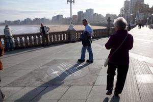 medallón situado en el Muro de Gijón