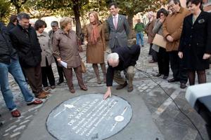 placa homenaje Jovellanos , serie pasenado con Jovellanos