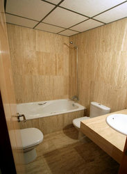 suelos y paredes en travertino