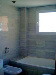 baño revestido en serpejeante