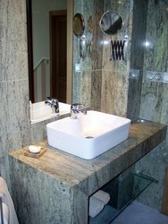 mueble baño realizado en warwick verde sin junta con lavamanos sobre encimera