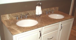 encimera con doble lavamanos bajo encimera en rojo Alicante