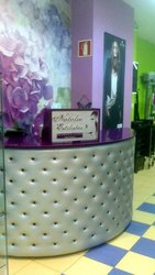 mostrador con logotipo de empresa y cubre caja en compac morado