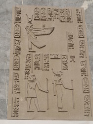 papiro grabado en relieve con motivos egipcios para decoracion