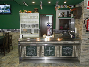 personalización de mostrador con grabado de motivos Astures , horreo, llagary cruz de la victoria con triskeles en marmol verde indio 