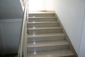 peldaños y tabicas en granito blanco champan