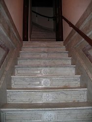 escalera en marmol con grabado en tabicas