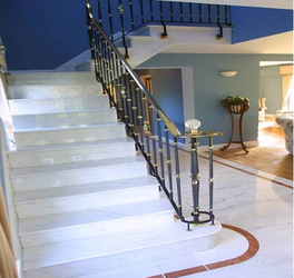 escalera en blanco macael canto redondo