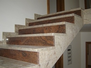 peldaño en crema melocoton y tabica granito orinoco