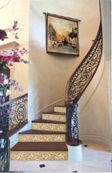 escalera pelaño de madera con tabica grabacion personalizada