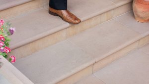 suelo porcelanico con tabaca en arenisca teka