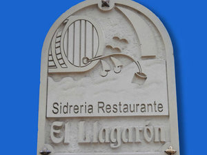 logotipo personalizado para local  en piedra arenisca