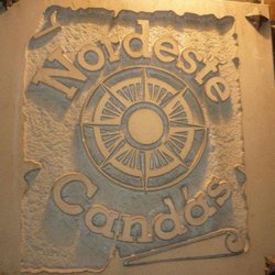 letrero para bar con rosa de los vientos con garbado en alto relieve en arenisca  bar en candas