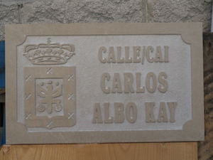 señalizacion de calle en crema moka con escudo del ayuntamiento