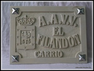 letrero para asociacion de vecinos con escudo y texto grabado alto relieve 