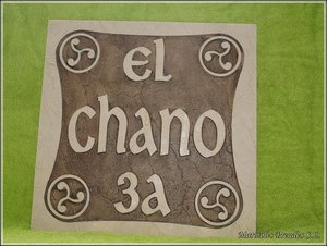 placa para entrada con nombre y trisqueles en crema marfil con acabado cuero