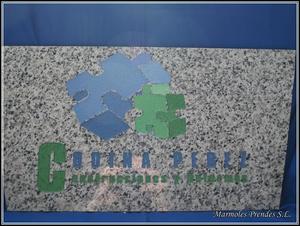 imagencorporativa grabada y pintada en color en granito blanco champan