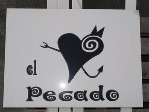 logotipo de empresa en silestone blanco e incrustado en granito negro