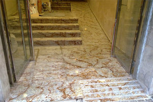 suelo y escaleras de marmol portugues crema
