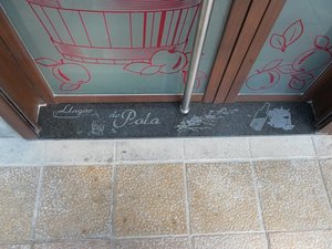 peldaño entrada en granito sudafrica personalizado con logo del establecimiento