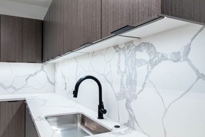 cocina de porcelánico con frentes